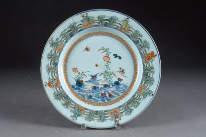 D’époque Kangxi.
A lively round dish with...