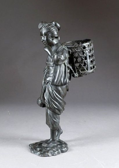 Japon - Période Qing.
Young woman walking...