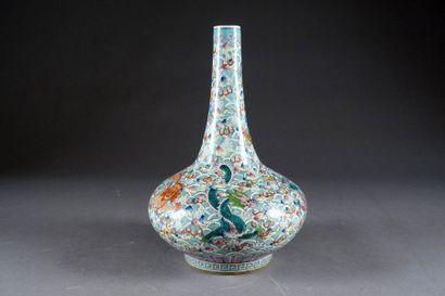Vase Bouteille.
A long collar bordered by...