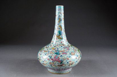 Vase Bouteille.
A long collar bordered by...
