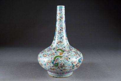 Vase Bouteille.
A long collar bordered by...