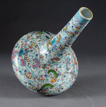 Vase Bouteille.
A long collar bordered by...