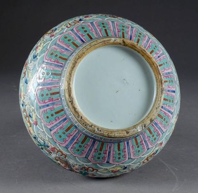 Vase Bouteille.
A long collar bordered by...