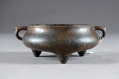 Brûle-Parfum.
It rests on three small cone-shaped...