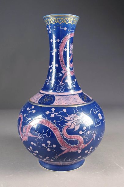CHINE - XXe siècle.
Bottle vase, with a blue...