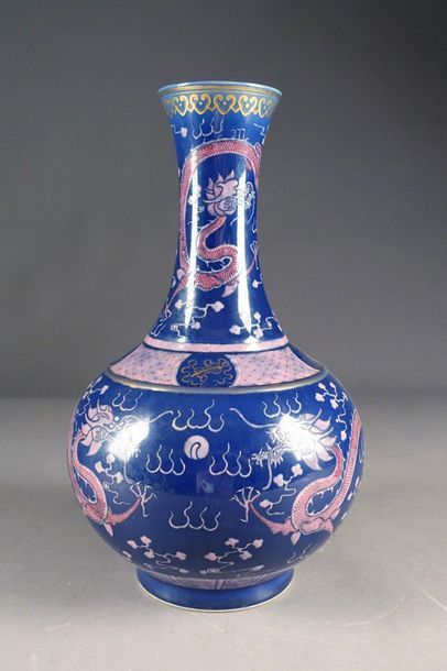 CHINE - XXe siècle.
Bottle vase, with a blue...