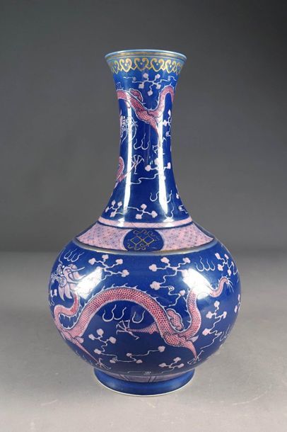 CHINE - XXe siècle.
Bottle vase, with a blue...