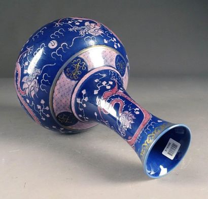 CHINE - XXe siècle.
Bottle vase, with a blue...