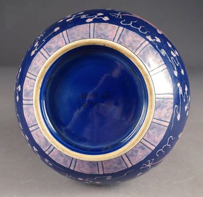 CHINE - XXe siècle.
Bottle vase, with a blue...