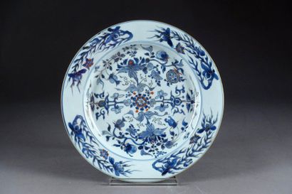 Chine - Période Kangxi.
Large round blue/white...