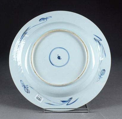 Chine - Période Kangxi.
Large round blue/white...
