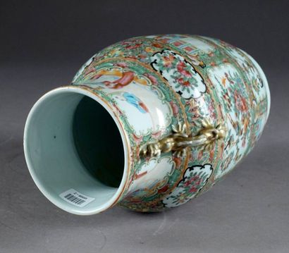 CANTON.
Vase at the collar with two chilongs....