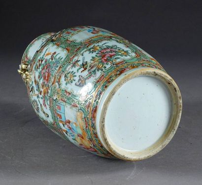 CANTON.
Vase at the collar with two chilongs....