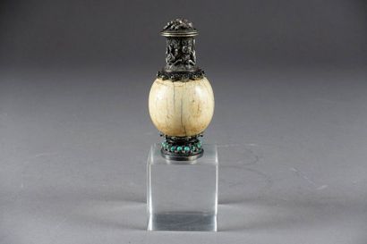 Chine - Période Qing.
Snuffbox with an ovoid...