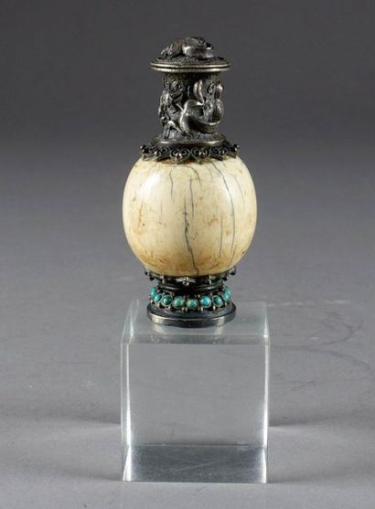 Chine - Période Qing.
Snuffbox with an ovoid...