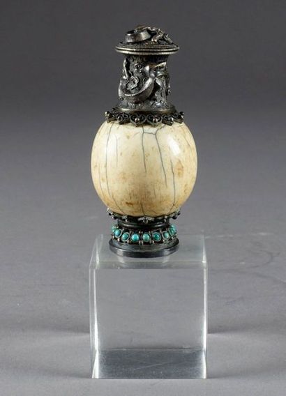 Chine - Période Qing.
Snuffbox with an ovoid...