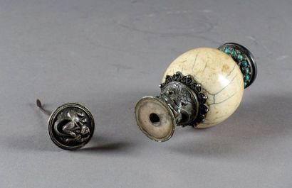 Chine - Période Qing.
Snuffbox with an ovoid...