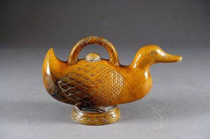 Verseuse.
Taking the shape of a duck. Incised...