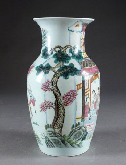 Vase balustre.
Decorated with a pagoda full...