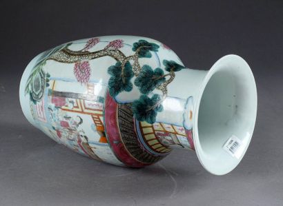 Vase balustre.
Decorated with a pagoda full...
