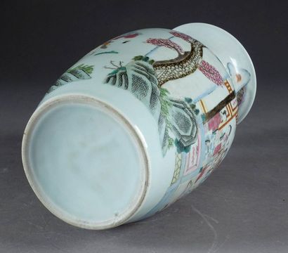 Vase balustre.
Decorated with a pagoda full...