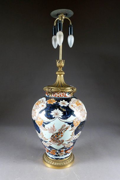 JAPON.
A large Imari vase decorated with...