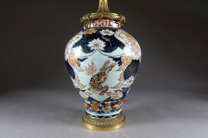 JAPON.
A large Imari vase decorated with...