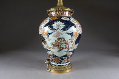 JAPON.
A large Imari vase decorated with...