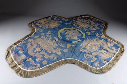 Napperon de Table.
Decorated with five dragons...
