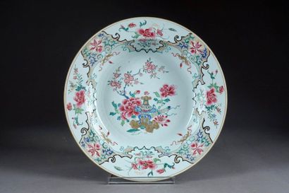 D’époque Qianlong.
Large deep dish from the...