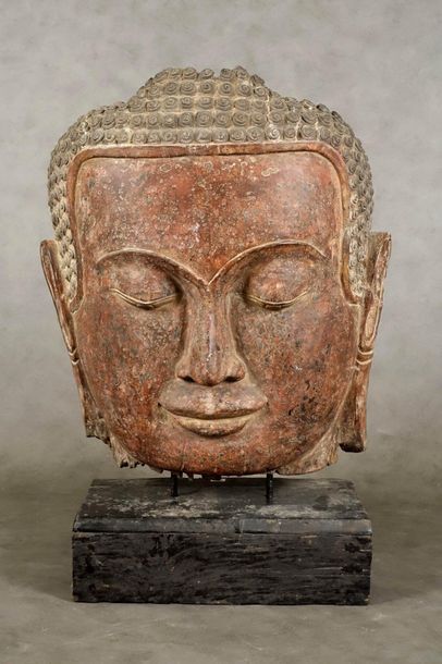 De style U-Thong.
Very large head of Buddha...