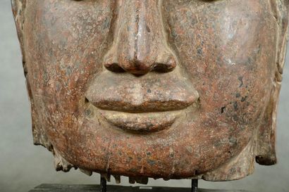 De style U-Thong.
Very large head of Buddha...