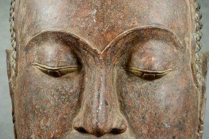 De style U-Thong.
Very large head of Buddha...