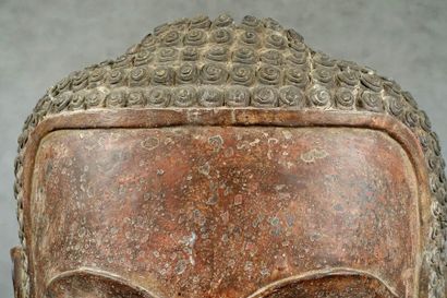 De style U-Thong.
Very large head of Buddha...