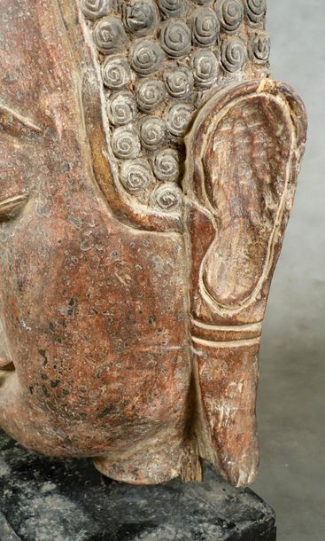 De style U-Thong.
Very large head of Buddha...