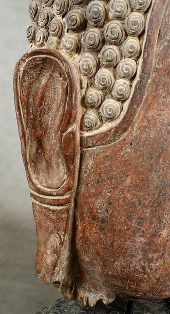 De style U-Thong.
Very large head of Buddha...