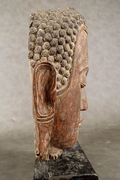 De style U-Thong.
Very large head of Buddha...