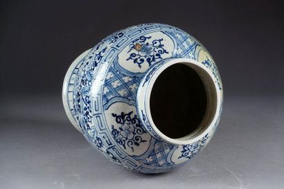 Potiche.
Ceramic decorated with a blue enamel...