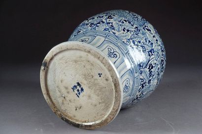 Potiche.
Ceramic decorated with a blue enamel...
