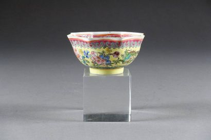 Sorbet lotiforme.
Eggshell porcelain decorated...