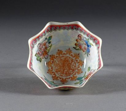 Sorbet lotiforme.
Eggshell porcelain decorated...