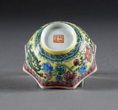 Sorbet lotiforme.
Eggshell porcelain decorated...