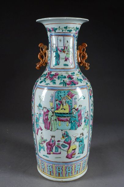 CHINE.
Large baluster vase from the Rose...