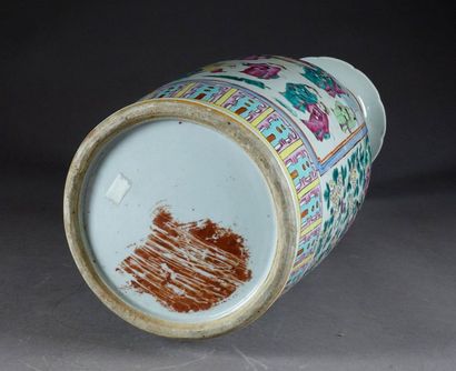 CHINE.
Large baluster vase from the Rose...