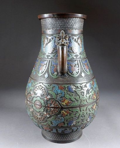 CHINE.
Large pansu vase with wide handles...