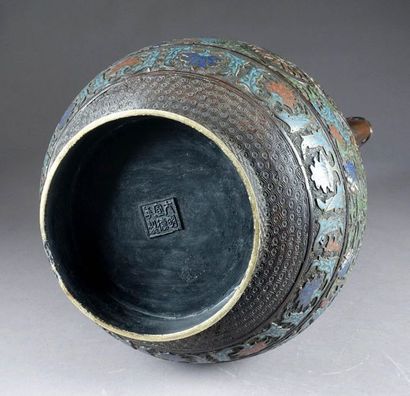 CHINE.
Large pansu vase with wide handles...