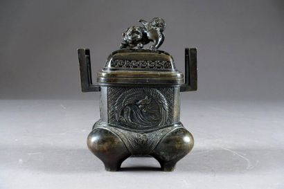 JAPON.
Quadrangular incense burner resting...