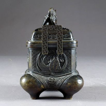 JAPON.
Quadrangular incense burner resting...