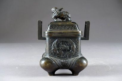 JAPON.
Quadrangular incense burner resting...