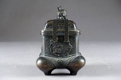 JAPON.
Quadrangular incense burner resting...